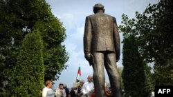 Паметникът на Тодор Живков в Правец.