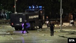 Късно в сряда вечерта на площада пред Партийния дом пристигна водно оръдие. То не влезе в употреба