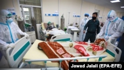 د کابل افغان جاپان روغتون کې په کرونا ویروس اخته کسان او د دغه ویروس له امله یو مړ شوی ناروغ