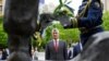 Hashim Thaci depune flori la statuia fostului comandant al Armatei pentru Eliberarea Kosovo în Pristina, 11 iunie 2020