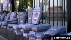 Kiyevda 2018-yilning 2-iyunida o‘tgan norozilik namoyishi paytida norozilar Rossiyaning Kiyevdagi elchixonasi binosi oldiga mana shunday karton tobutlarni qo‘yib ketishgan edi.
