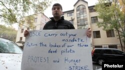 Пресс-секретарь партии «Наследие» Давид Санасарян проводит акцию протеста перед зданием ереванского офиса ОБСЕ, 17 ноября 2014 г. 