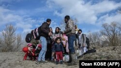 Хора от различни държави от Азия и Африка чакат на брега на река Марица между Турция и Гърция