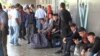Пассажиры несостоявшегося рейса в аэропорту Душанбе, 26 мая 2021 года