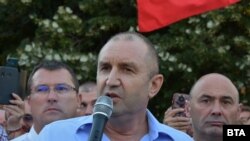 Президентът Румен Радев по време на посещението си във Варна