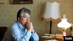 Залкар кыргыз ойчулу, жазуучусу жана мамлекеттик ишмери Чыңгыз Айтматов. 01.9.1985.