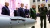 Владимир Путин, его генералы и министры на выставке военной техники. На заднем плане справа от Путина – вице-премьер Денис Мантуров