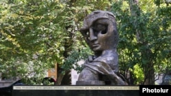 Հոկտեմբերի 27-ին զոհված գործիչների հիշատակը հավերժացնող հուշակոթողը Ազգային ժողովի այգում 
