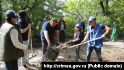 Субботник в Ливадийском парке проводят депутаты и провластные активисты Крыма, 17 мая 2025 года