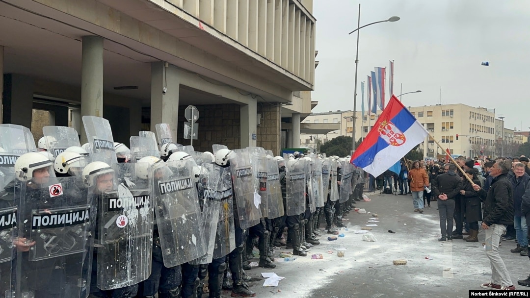 Neredi ispred Skupštine grada Novog Sada tokom izbora novog gradonačelnika tog grada, Novi Sad, 24. februar 2025. 