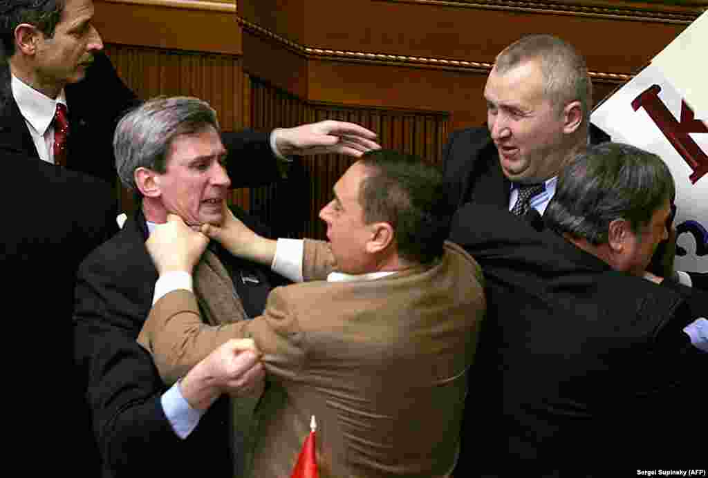 აკრძალული ილეთი 2006 წლის თებერვალში, უკრაინის მაშინდელი პრეზიდენტის, ვიქტორ იანუკოვიჩის ყოველწლიური მოხსენების დაწყებამდე. ფიზიკური დაპირისპირება მოჰყვა კომუნისტური პარტიის წევრების მცდელობას, პლაკატი დაემაგრებინათ კათედრაზე.