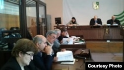 Первая попытка провести судебный процесс началась в марте и закончилась через четыре месяца, когда 9 июля председательствующий на процессе судья подал в отставку в связи с истечением срока полномочий