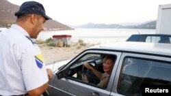 Policajac provjerava pasoš na granici u Neumu 