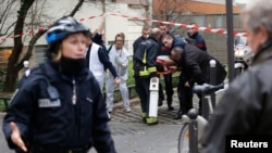 Victime ale atentatului de la Paris evacuate de poliție