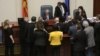 Ka pasur tensione në seancën kur është miratuar Ligjin për gjuhët. Deputetët e VMRO-s i janë afruar karriges së kryeparlamentarit Talat Xhaferi, për ta parandaluar atë të mbajë seancën
