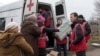 Волонтеры Красного Креста раздают гуманитарную помощь жителям села Бердянское на Донбассе, ноябрь 2016 года