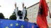 Дете с противогаз по време на протестите срещу правителството на албанския премиер Еди Рама. 