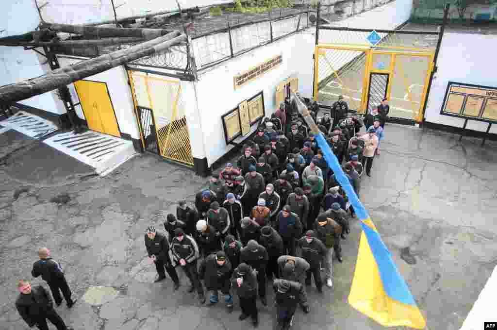 Ув’язнених шикують перед голосуванням у в’язниці Макіївки, 28 жовтня 2012 року