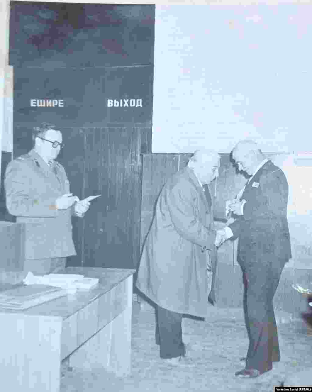 Gheorghe Bivol, veteran de război, primind o medalie la căminul cultural, 1970