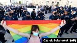 O manifestantă LGBT în fața polițiștilor, Varșovia, Polonia, 16 august 2020