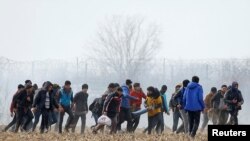 Мигранти в ничията земя между гръцко-турската граница край Одрин