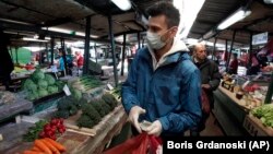 Правителството възнамерява да раздаде карти, заредени с една минимална заплата на хората с ниски доходи и останали без работа