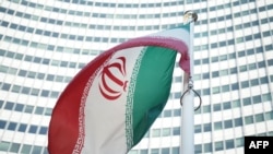 Steagul iranian în fața Centrului Internațional de la Vienaake place in Vienna, July 3, 2014