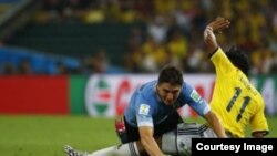 Uruguaianul Diego Lugano (st) luptîndu-se pentru minge cu columbianul Juan Cuadrado la Campionatul Mondial din 2014