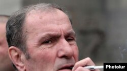 Լեւոն Տեր-Պետրոսյանը ընդդիմության հանրահավաքի ժամանակ, Երեւան, 1-ը մարտի, 2011թ.