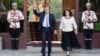Румен Радев излиза при протестиращите на 9 юли 2020 г. Минута по-късно той произнася фразата "Мутри, вън!"