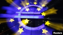 Znak evra ispred sedišta Evropske centralne banke u Frankfurtu