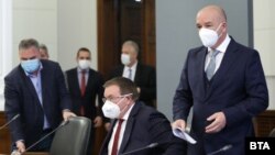 Държавният здравен инспектор Ангел Кунчев, министър Костадин Ангелов и председателят на Националния оперативен щаб Венцислав Мутафчийски