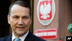 Міністр закордонних справ Польщі Радослав Сікорський обґрунтував рішення наявністю доказів про те, що російські спецслужби минулого року організували диверсію у торговому центрі у Варшаві