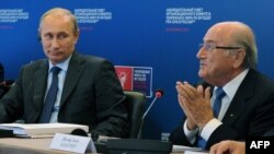 Президент Росії Володимир Путін (Л) і президент ФІФА Зепп Блаттер (архівне фото)