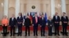 Лідери США, України, Британії, Франції, Німеччини, Італії, Фінляндії, також генсек НАТО та президентка Єврокомісії у Білому домі. Вашингтон, 18 серпня 2025 року