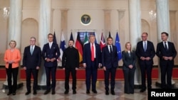 Лідери США, України, Британії, Франції, Німеччини, Італії, Фінляндії, також генсек НАТО та президентка Єврокомісії у Білому домі. Вашингтон, 18 серпня 2025 року