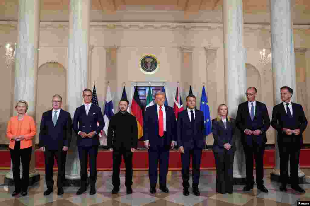 Спільне фото всіх, хто взяв участь у зустрічі: президент США Дональд Трамп, президент України Володимир Зеленський, канцлер Німеччини Фрідріх Мерц, президент Франції Еммануель Макрон, прем'єр-міністр Великої Британії Кір Стармер, прем'єр-міністр Італії Джорджа Мелоні, президент Фінляндії Олександр Стубб, генеральний секретар НАТО Марк Рютте та голова Європейської комісії Урсула фон дер Ляєн