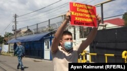 Серик Ажибай е осъден на 15 дни в затвор за провеждането на соло протест пред китайското посолство в Казахстан