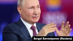 Президентът на Русия Владимир Путин по време на пряката линия на 30 юни 2021 г.