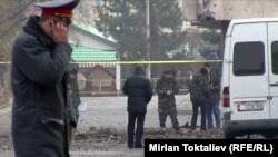 Спорт ордосунун жанындагы жардыруудан кийин. Бишкек, 2010-жылдын 30-ноябры.