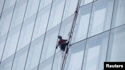 Liesbeth Debbens din Olanda în timpul „ascensiunii” pe clădirea Shard la Londra