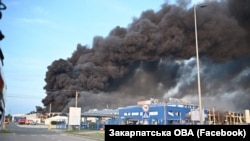 Пожежа на одному із підприємств Мукачева, що виникла внаслідок російського повітряного удару. Закарпаття, Україна. 21 серпня 2025 року