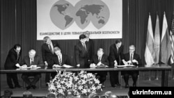 Liderii Rusiei, Statelor Unite, Ucrainei și Marii Britanii semnează Memorandumul de la Budapesta, oferind garanții de securitate Kievului, în capitala Ungariei, în decembrie 1994.
