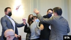 Моментът, в който представител на "Да, България" хвърля листчета, които изглеждат като банкноти евро с лика на премиера Бойко Борисов