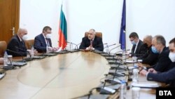 Правителството все още не е съобщило на коя дата учениците от 5 до 12 клас ще могат да се върнат в училище за практически занятия