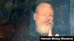 Жети жыл Эквадор элчилигинде жашаган Жулиан Ассанжды кармап кетип бараткан учур. 11-апрель, 2019-жыл.