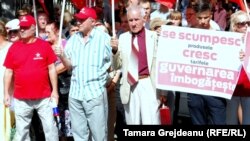 Dezbaterile publice au avut loc în timp în faţa clădirii protestau membri şi simpatizanţi ai Partidului Socialiştilor