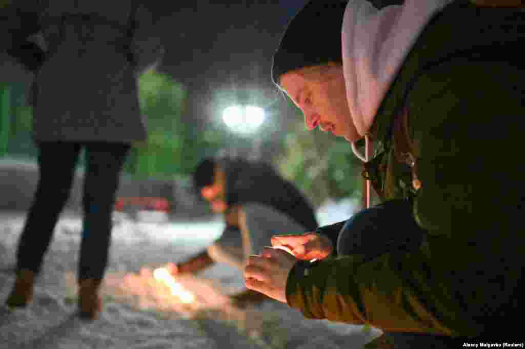 Привърженици на Навалви палят свещи в Омск. Точно в този град Навални получи първа лекарска помощ миналото лято, след като беше отровен с Новичок.