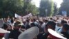 Митинг сторонников Мелиса Мырзакматова перед зданием суда.