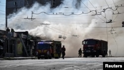 Zjarrfikësit në Zaporizhja pas një sulmi rus më 18 gusht 2025.
